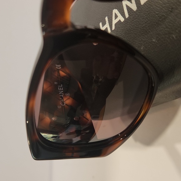 Chanel Tortoise Shell Gold CC Sunglasses w/Chanel Case - Picture 6 of 16